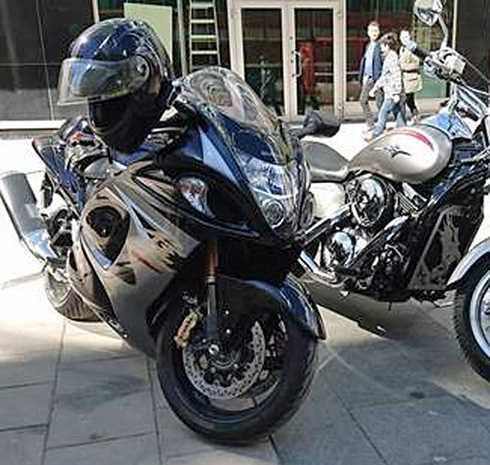 Suzuki GSX 1300 RA Hayabusa och fyra kompletta hjul på en BMW M2 stulet i Älvsjö